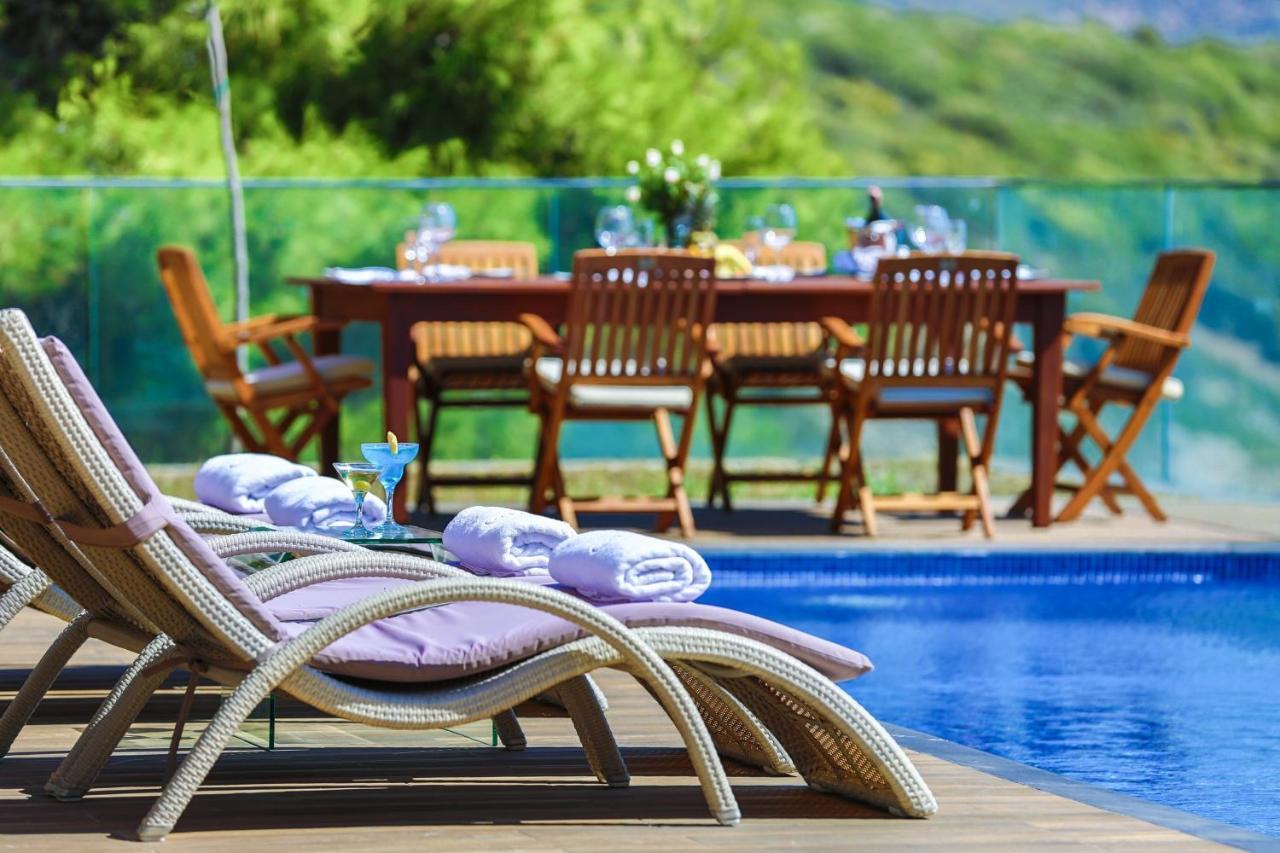 Pine Bay Holiday Resort Kuşadası Ngoại thất bức ảnh A poolside lounge chair