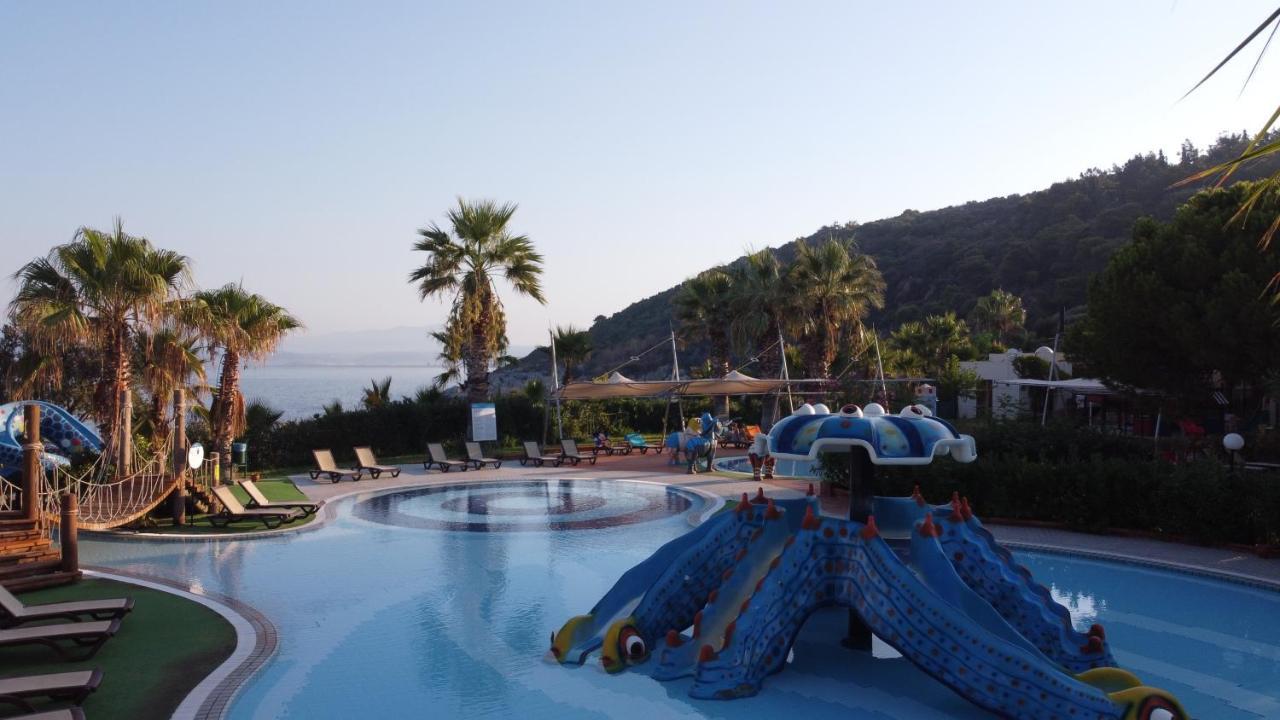 Pine Bay Holiday Resort Kuşadası Ngoại thất bức ảnh A pool at a hotel in Turkey