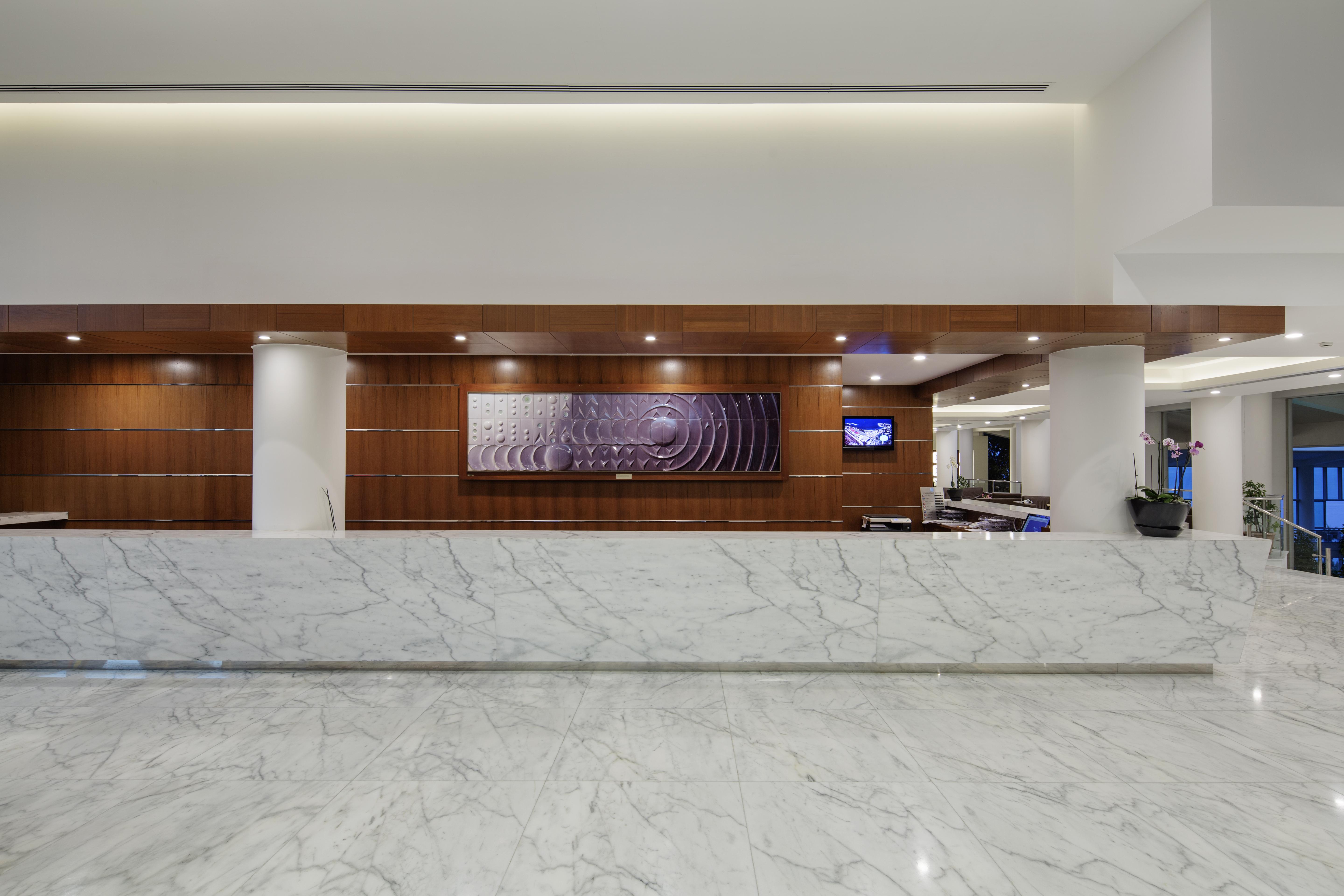 Pine Bay Holiday Resort Kuşadası Ngoại thất bức ảnh The lobby of the new terminal