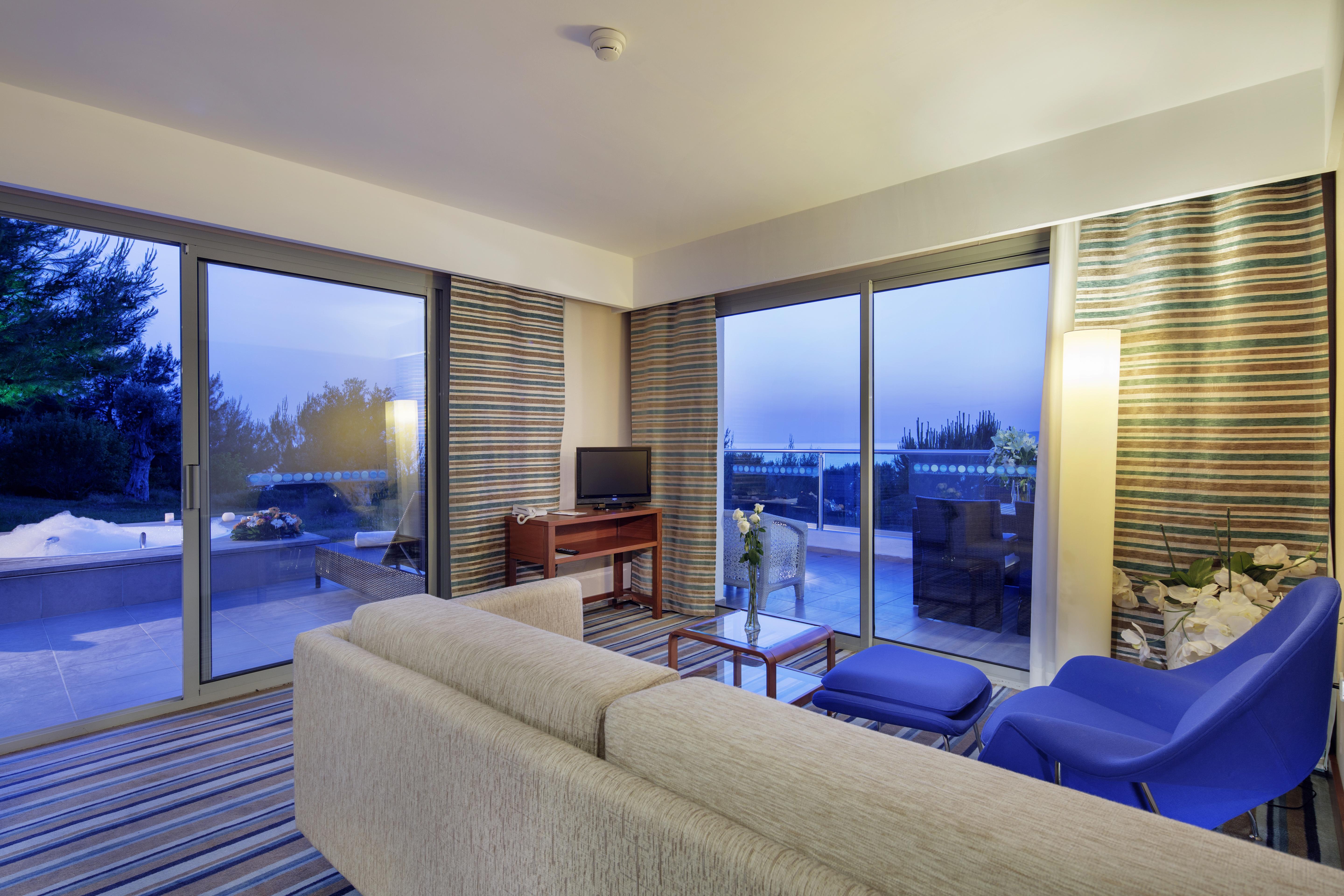 Pine Bay Holiday Resort Kuşadası Ngoại thất bức ảnh A suite at the Hilton Athens