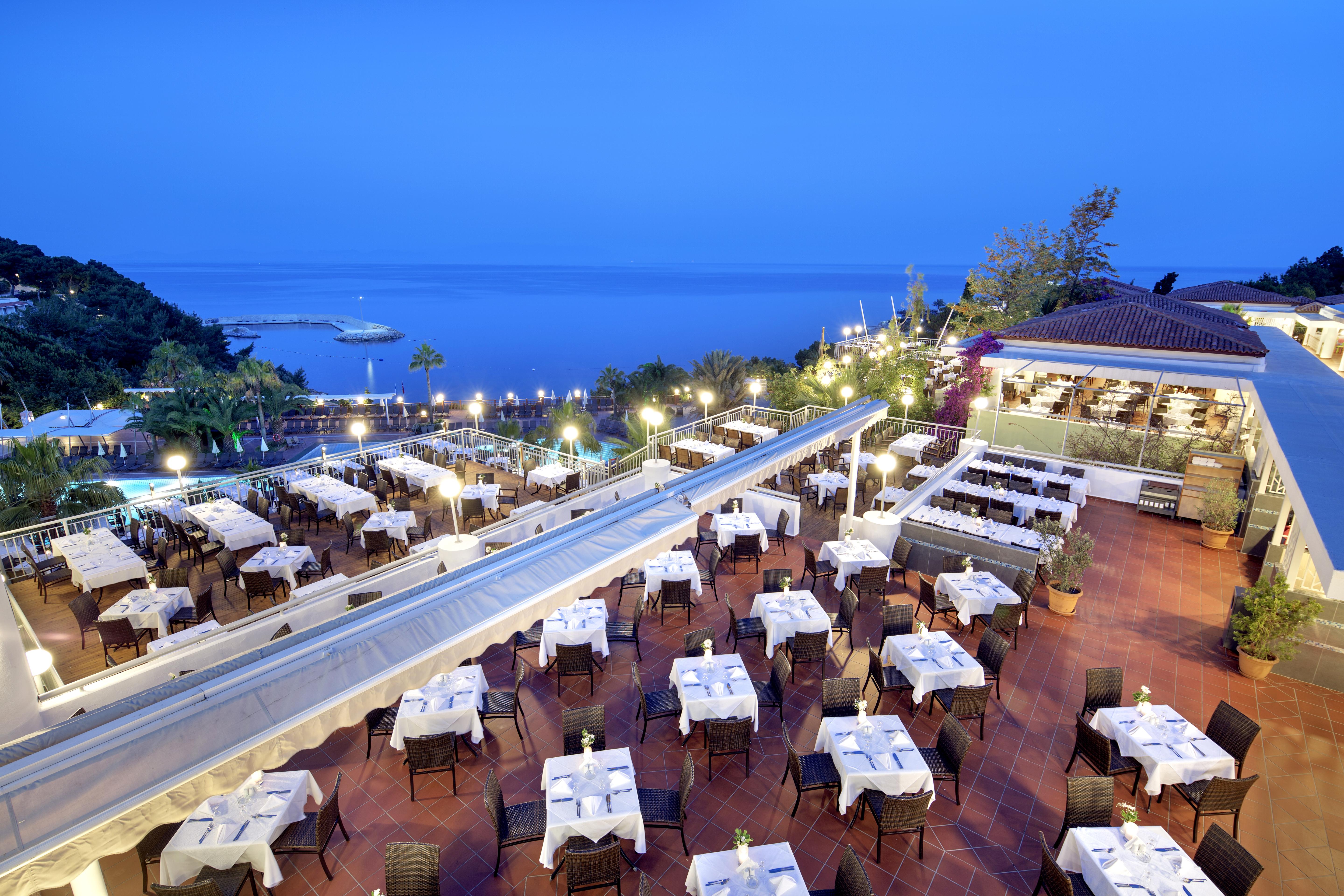Pine Bay Holiday Resort Kuşadası Ngoại thất bức ảnh The restaurant at the Hotel Splendid