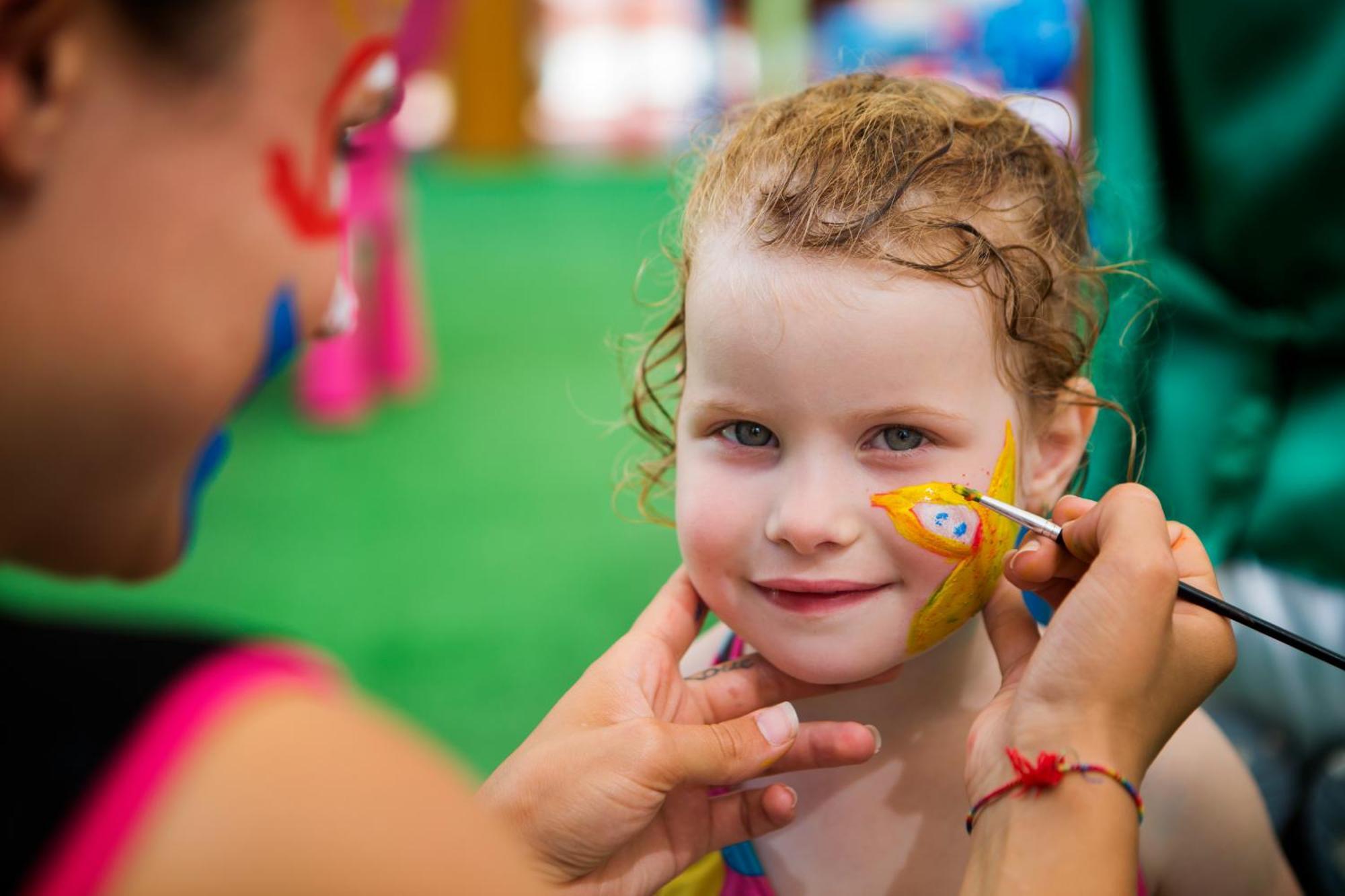 Pine Bay Holiday Resort Kuşadası Ngoại thất bức ảnh Child with face paint