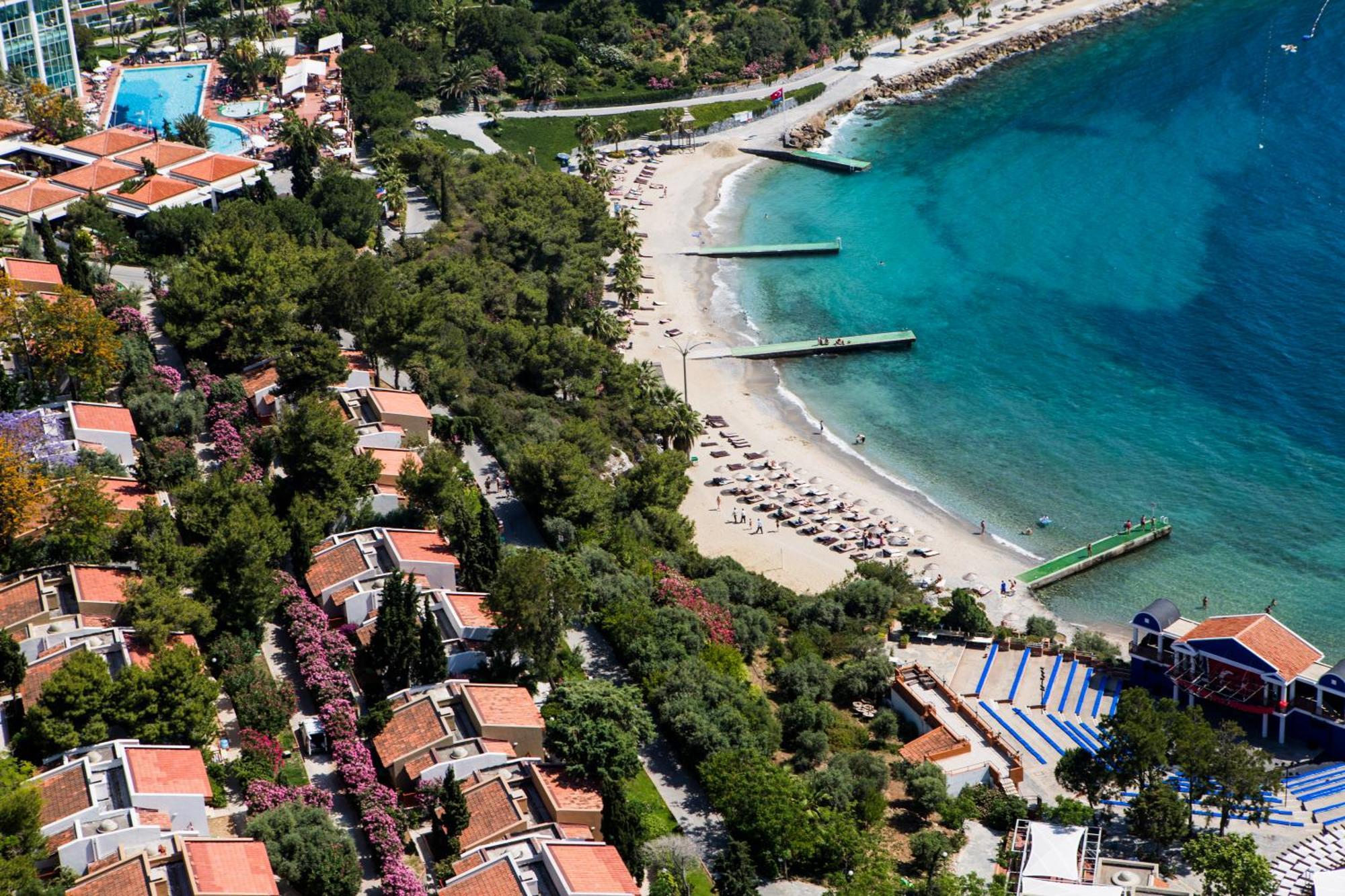 Pine Bay Holiday Resort Kuşadası Ngoại thất bức ảnh Aerial view of the resort