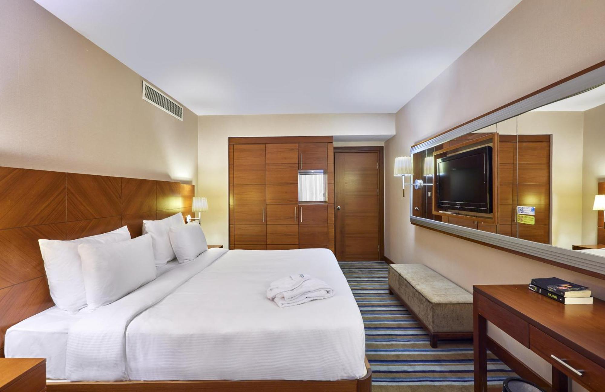 Pine Bay Holiday Resort Kuşadası Phòng bức ảnh A bedroom at the hotel