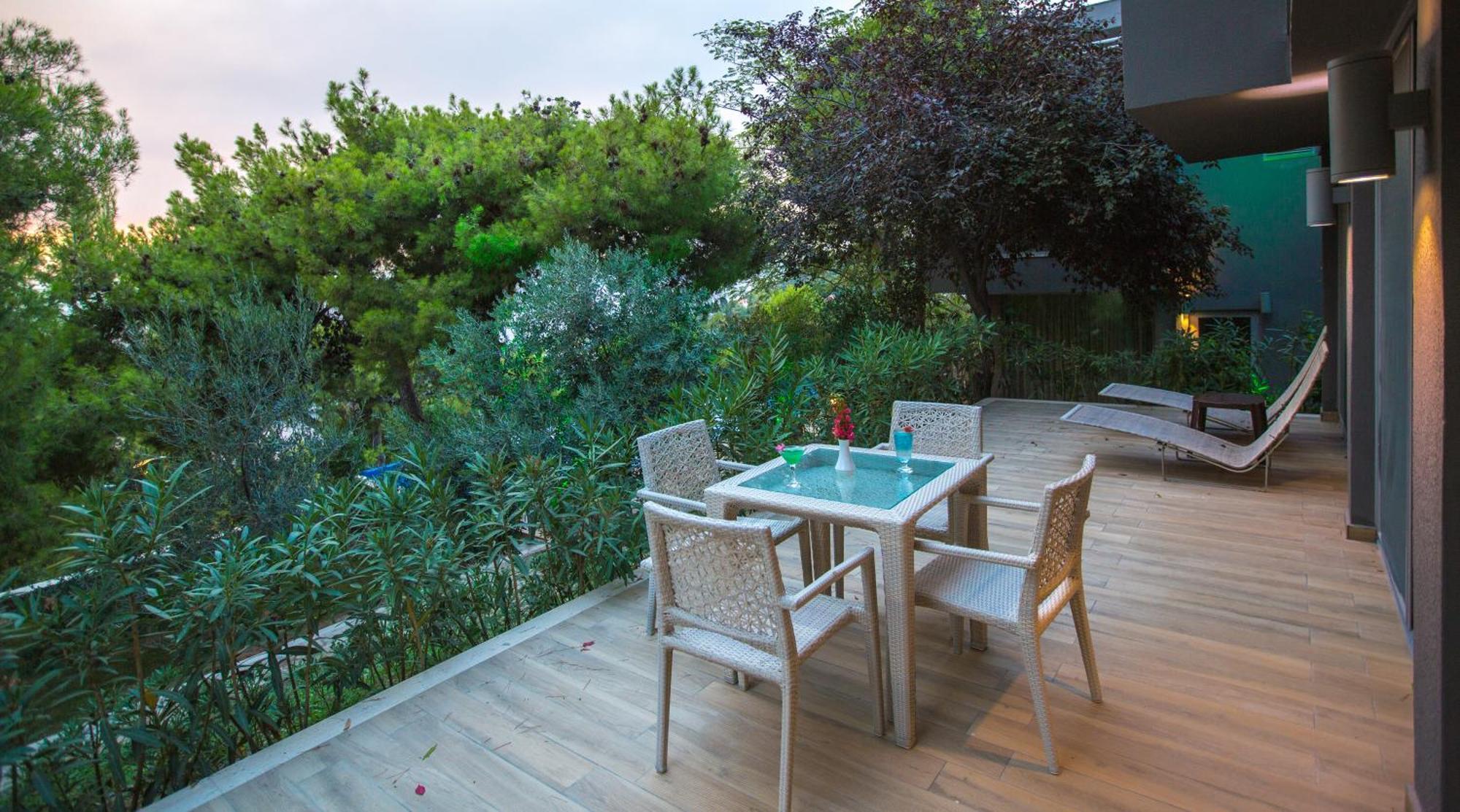 Pine Bay Holiday Resort Kuşadası Phòng bức ảnh The terrace of a suite at the hotel
